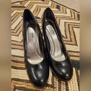 high heel black shoe